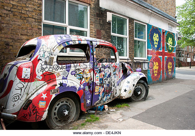 camden-town-camden-lock-old-car-with-graffiti-and-stickers-de4jkn